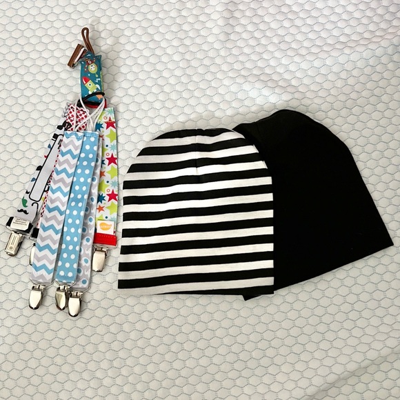 Lot of 2 beanies and 7 pacifier clips for baby boys. - Picture 1 of 3